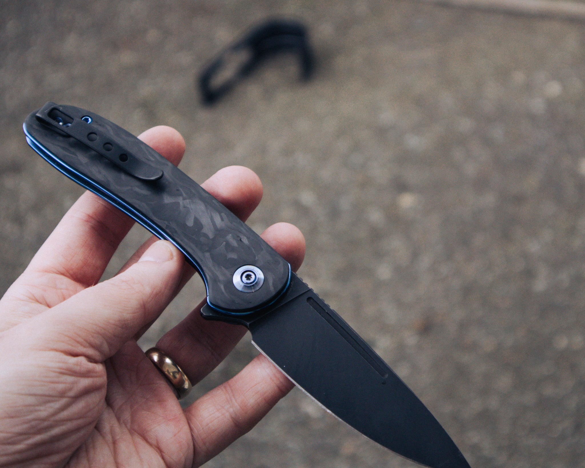 WE Knife Saakshi – Carbon Fibre / Blue Liners / DLC 20CV