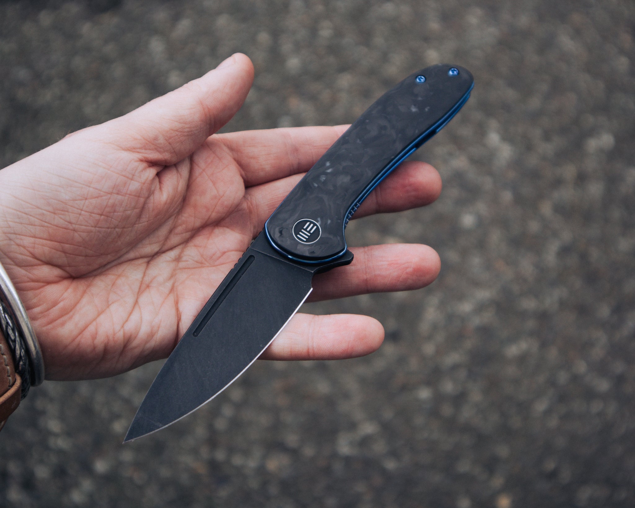 WE Knife Saakshi – Carbon Fibre / Blue Liners / DLC 20CV