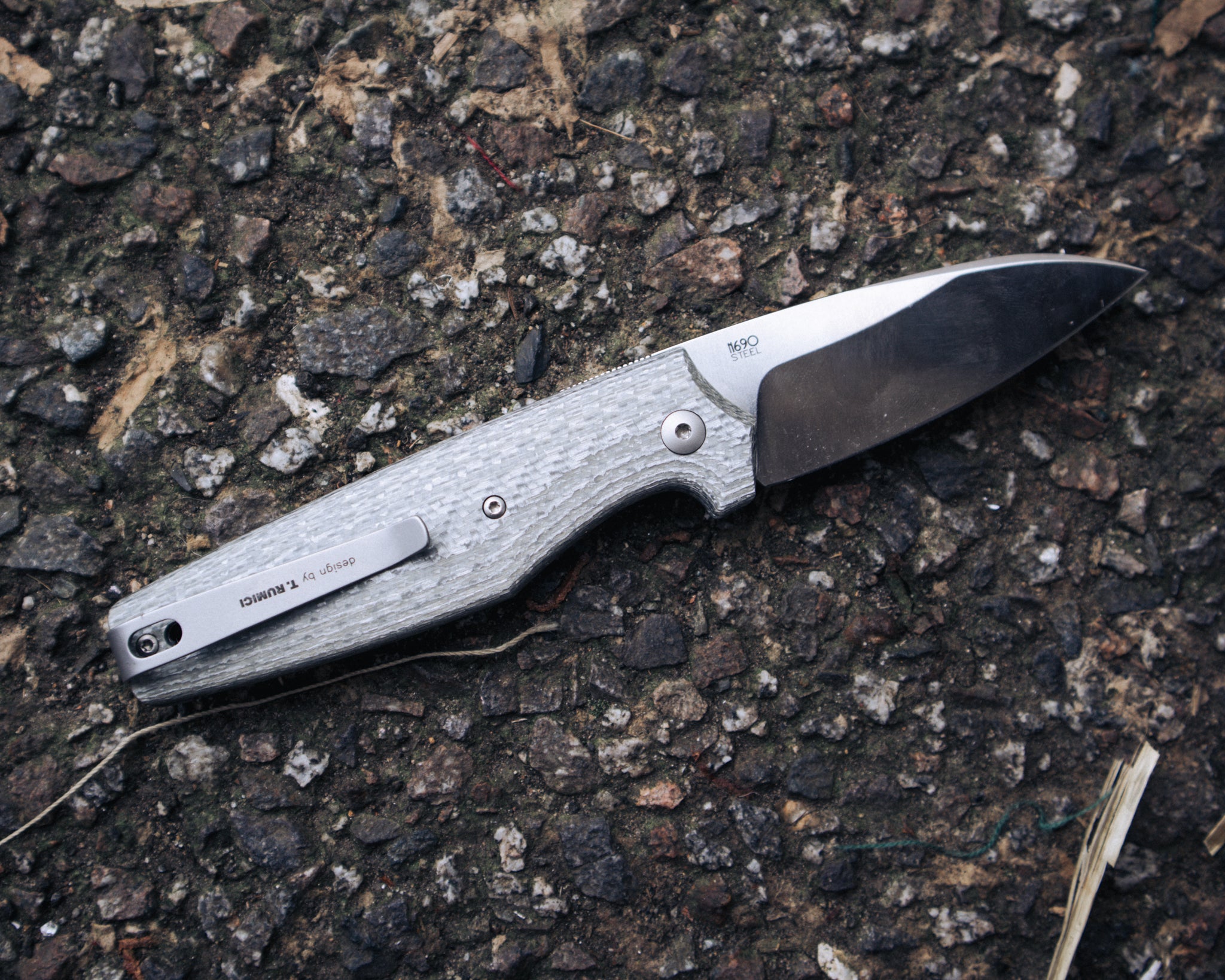 Viper Dan 2 – Carbon Fibre (White/Grey)